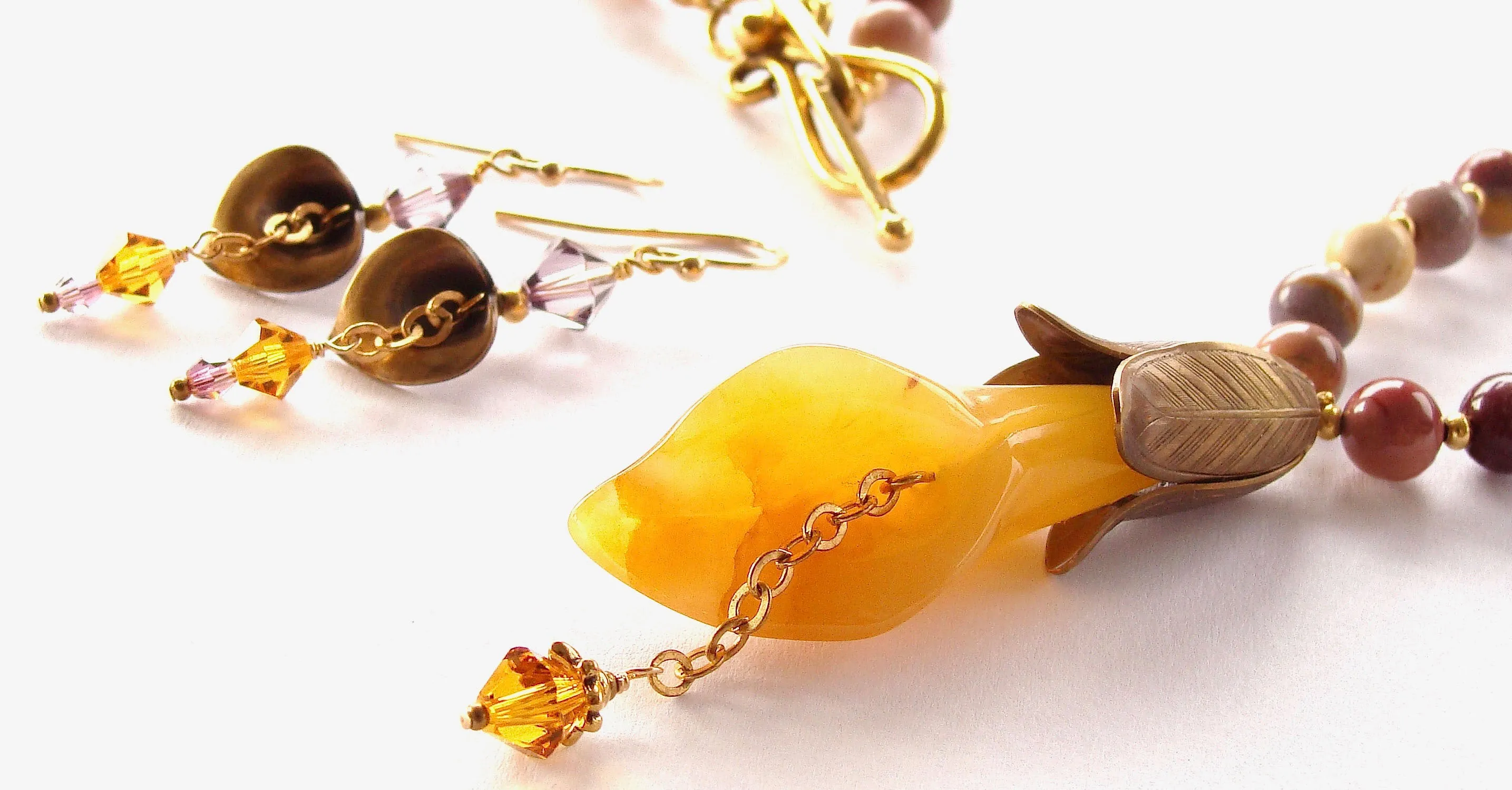 Avista: Flower Pendant Necklace Set