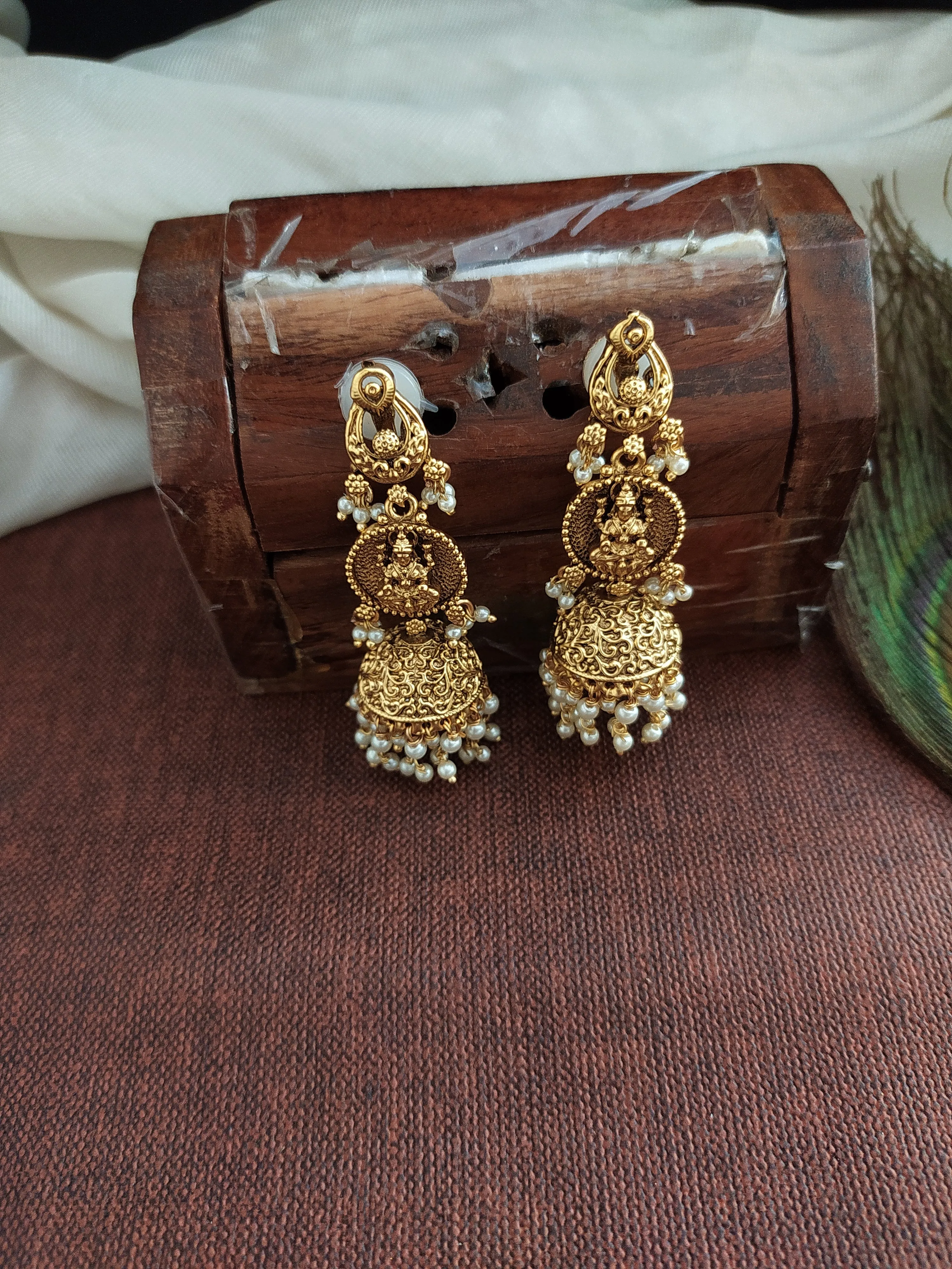 Embrace Regal Splendor Divine Elegance Kundan & Kemp Stone Heavy Choker Set