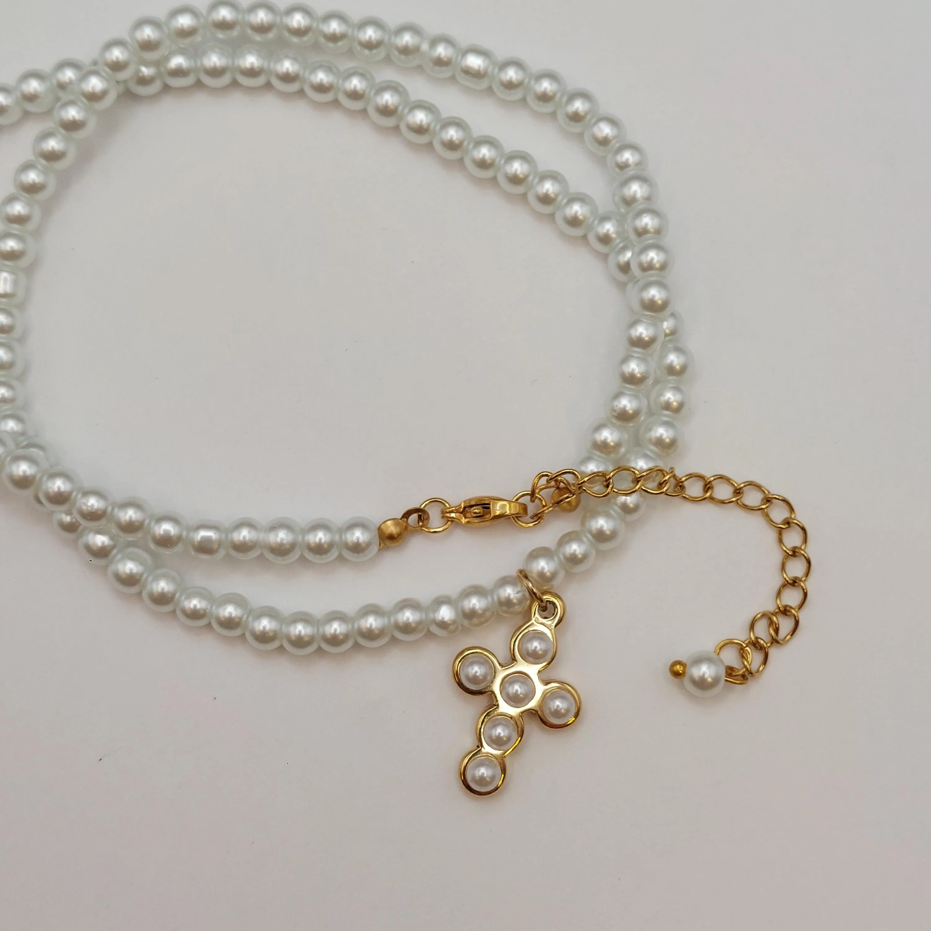 Pearl choker with cross