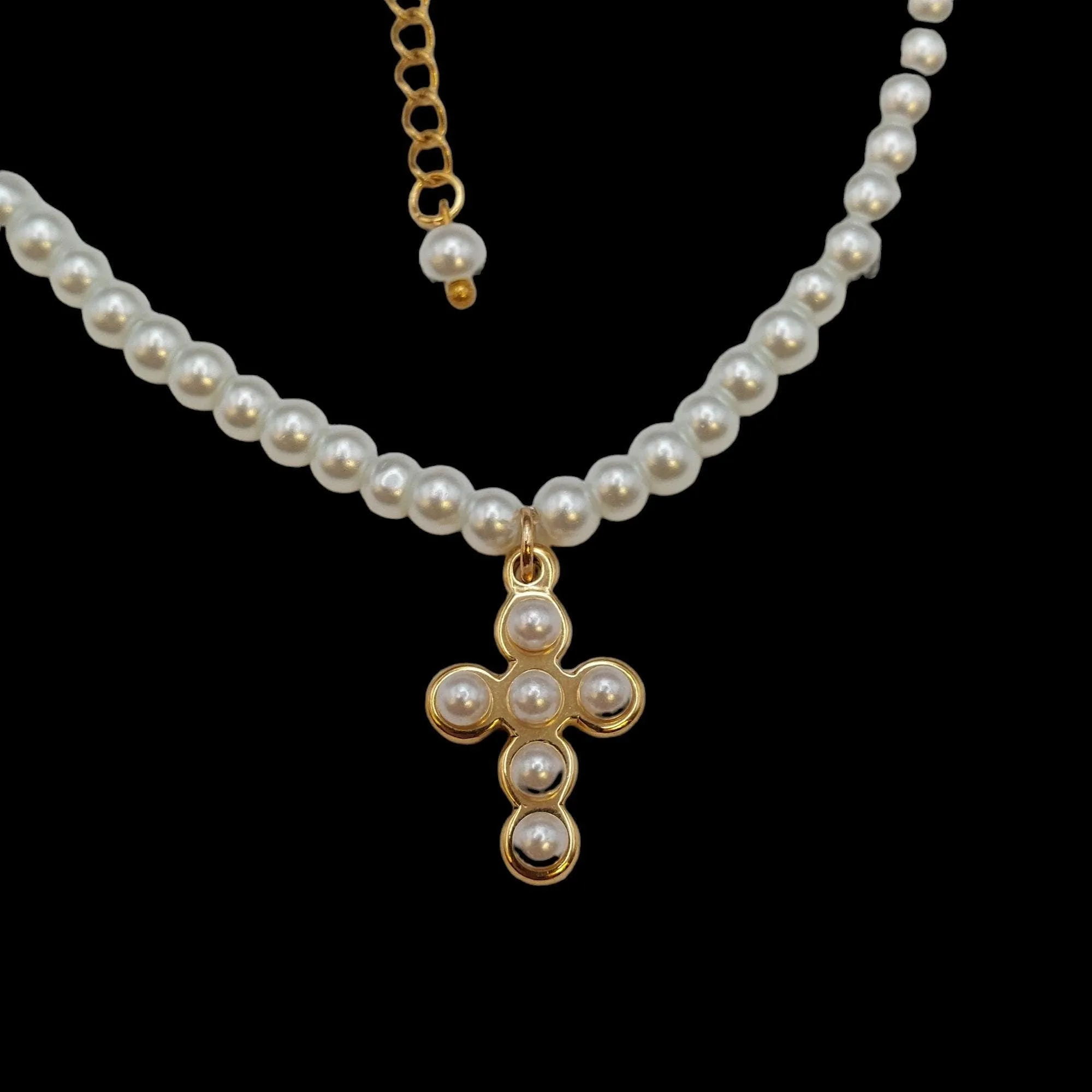 Pearl choker with cross