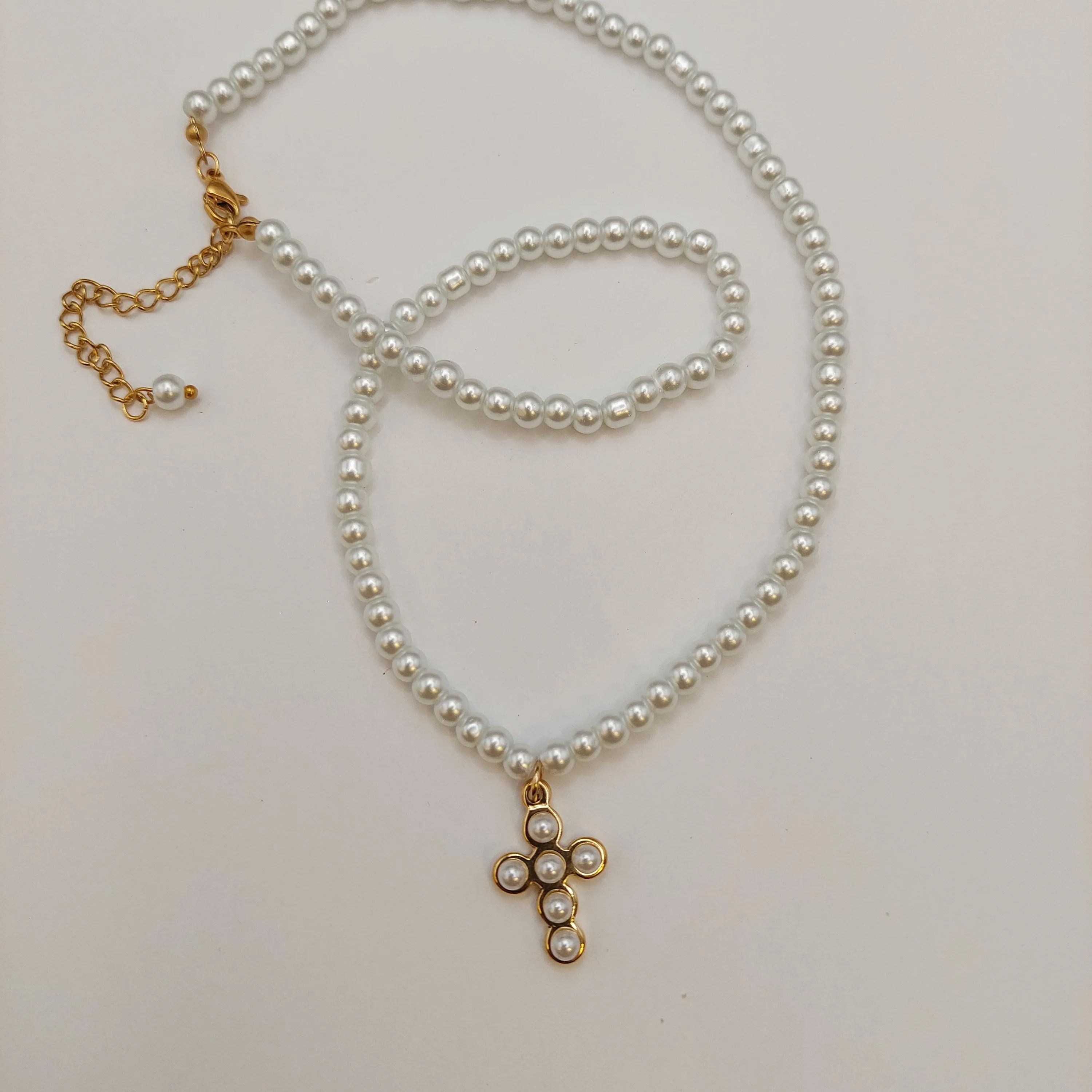 Pearl choker with cross