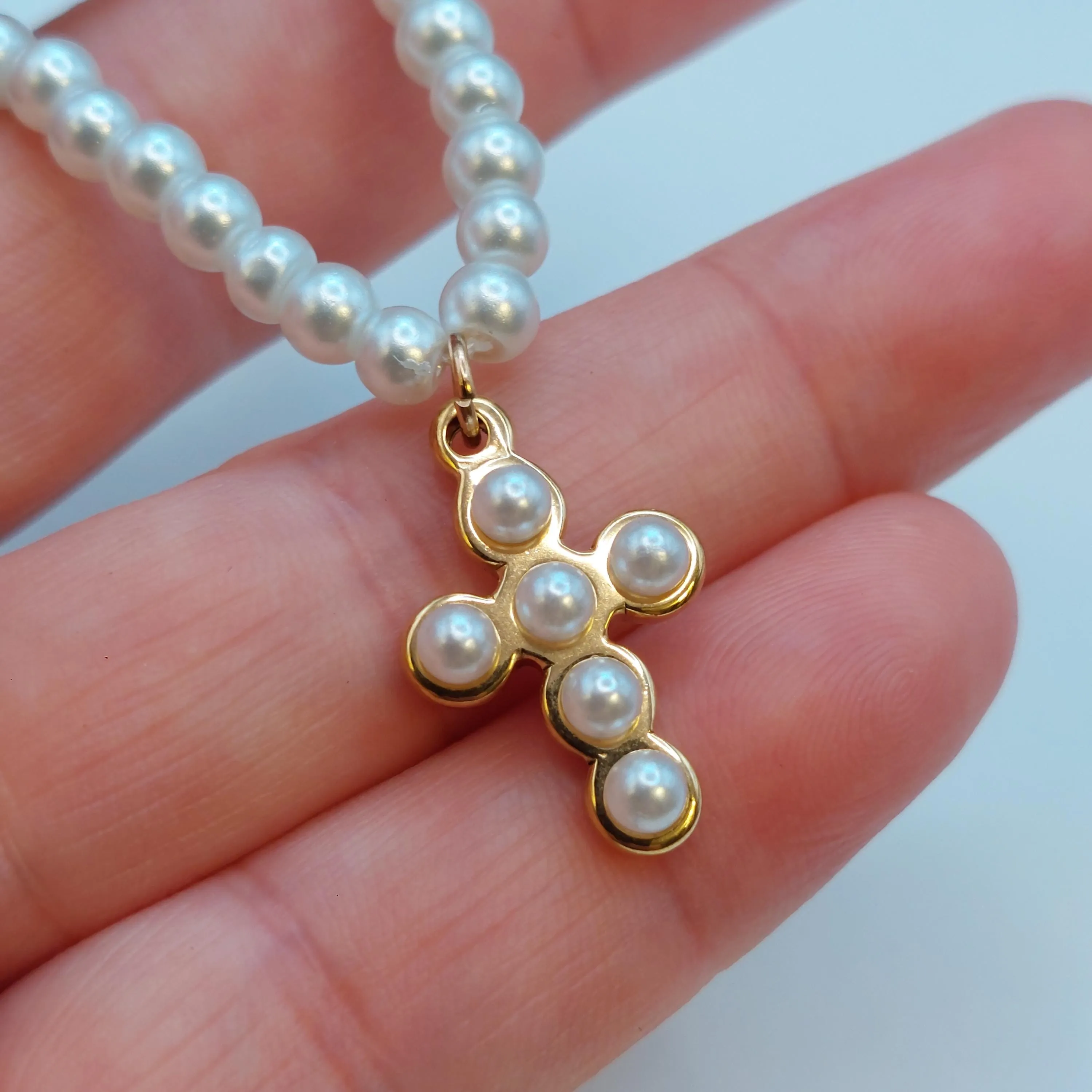 Pearl choker with cross