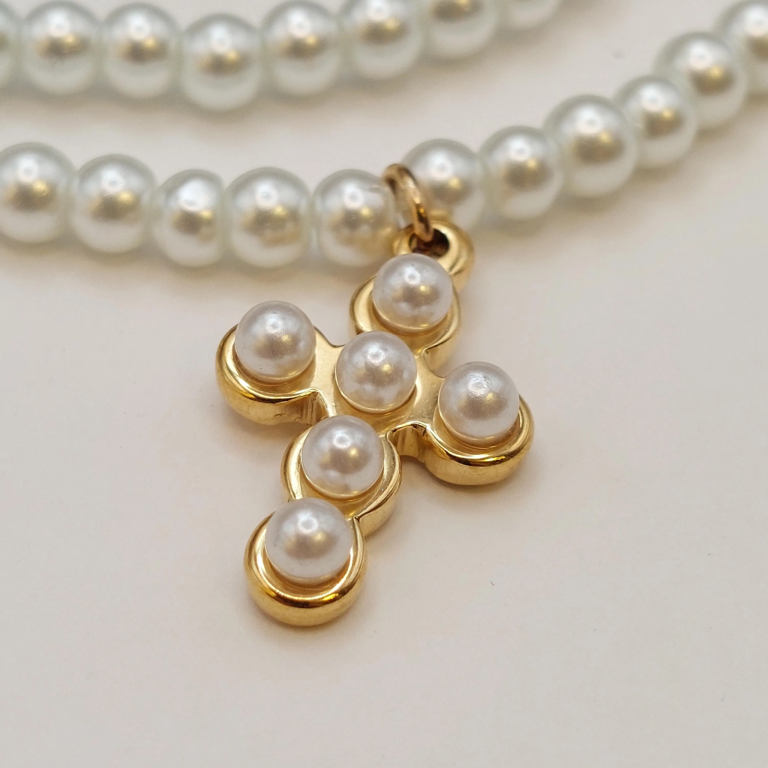 Pearl choker with cross