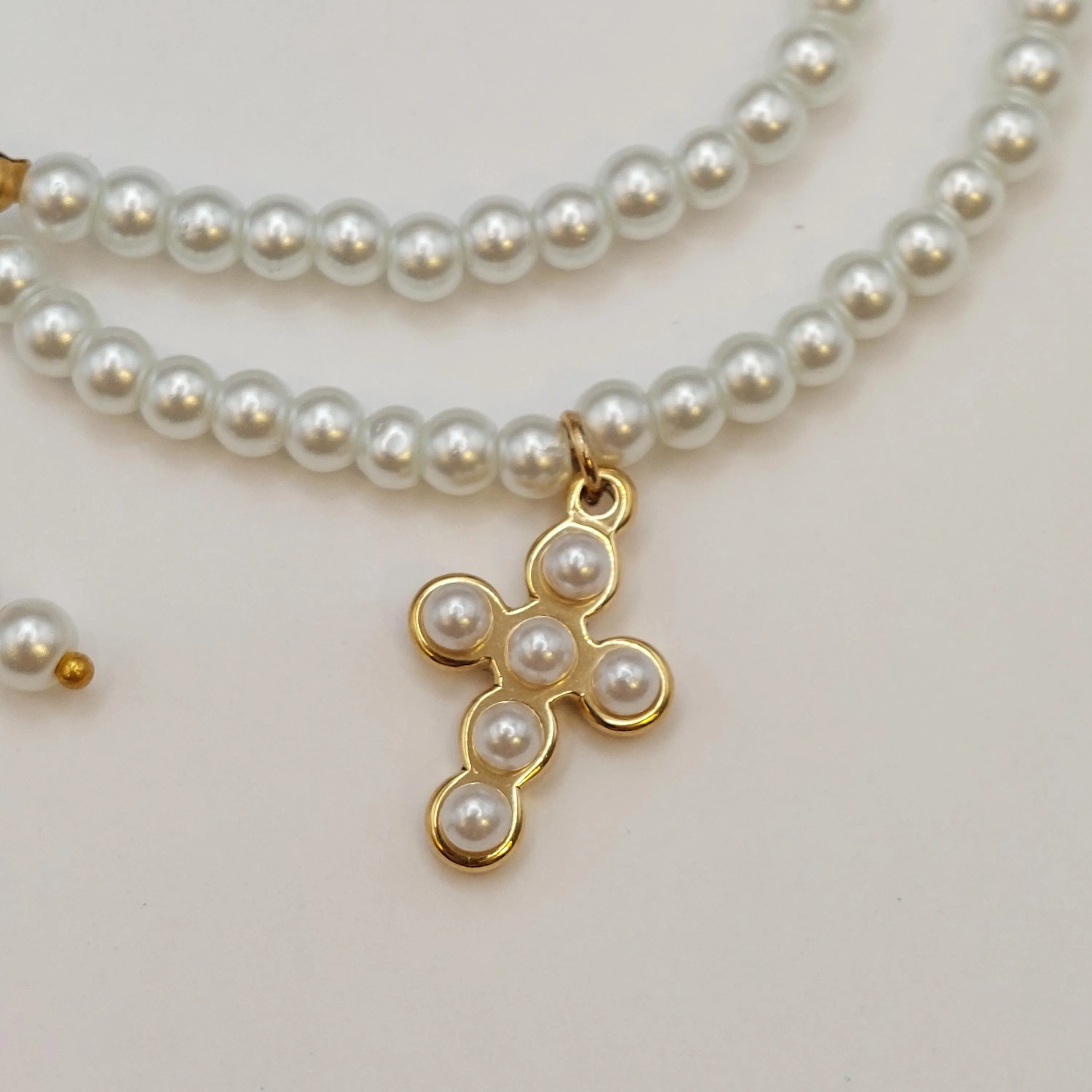 Pearl choker with cross