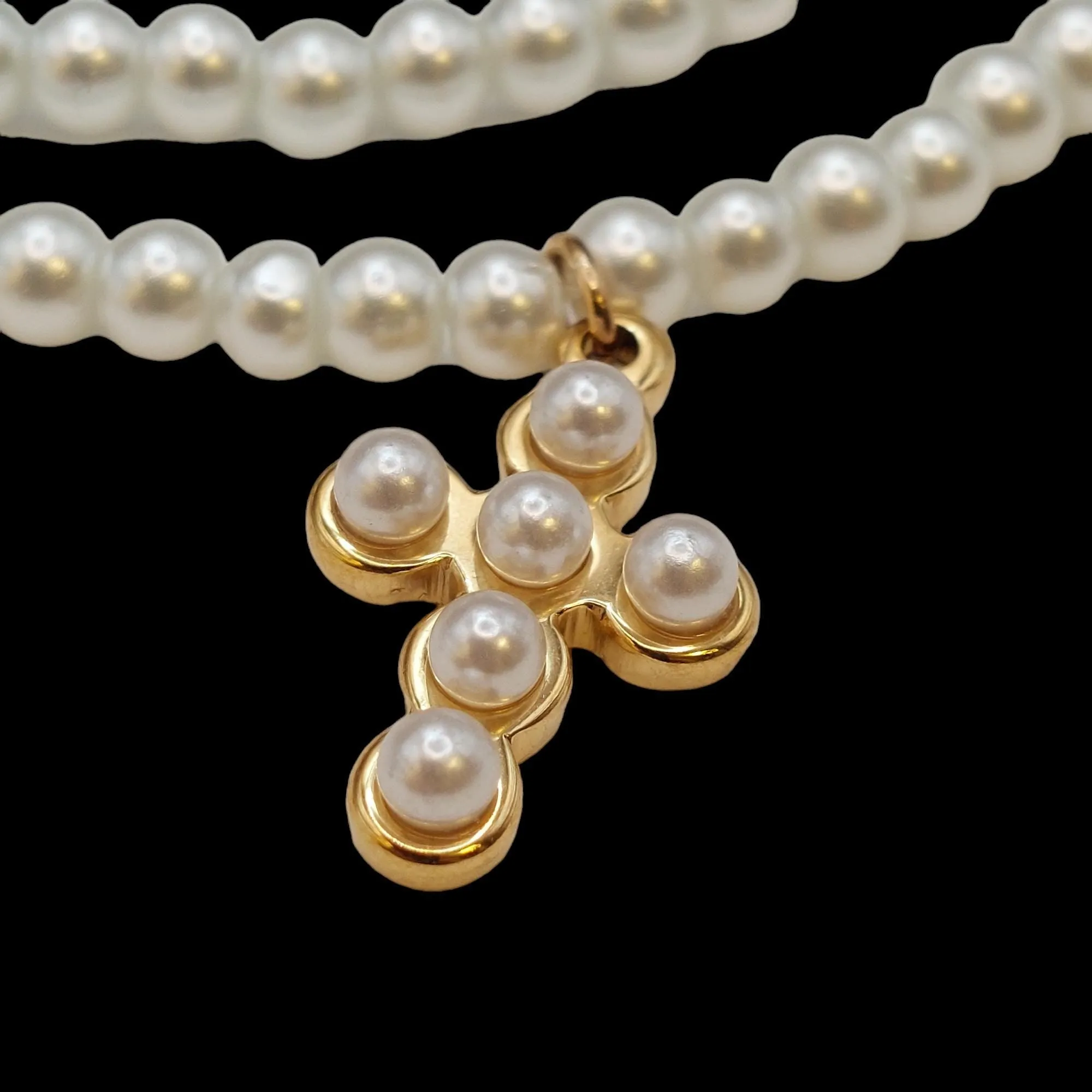 Pearl choker with cross