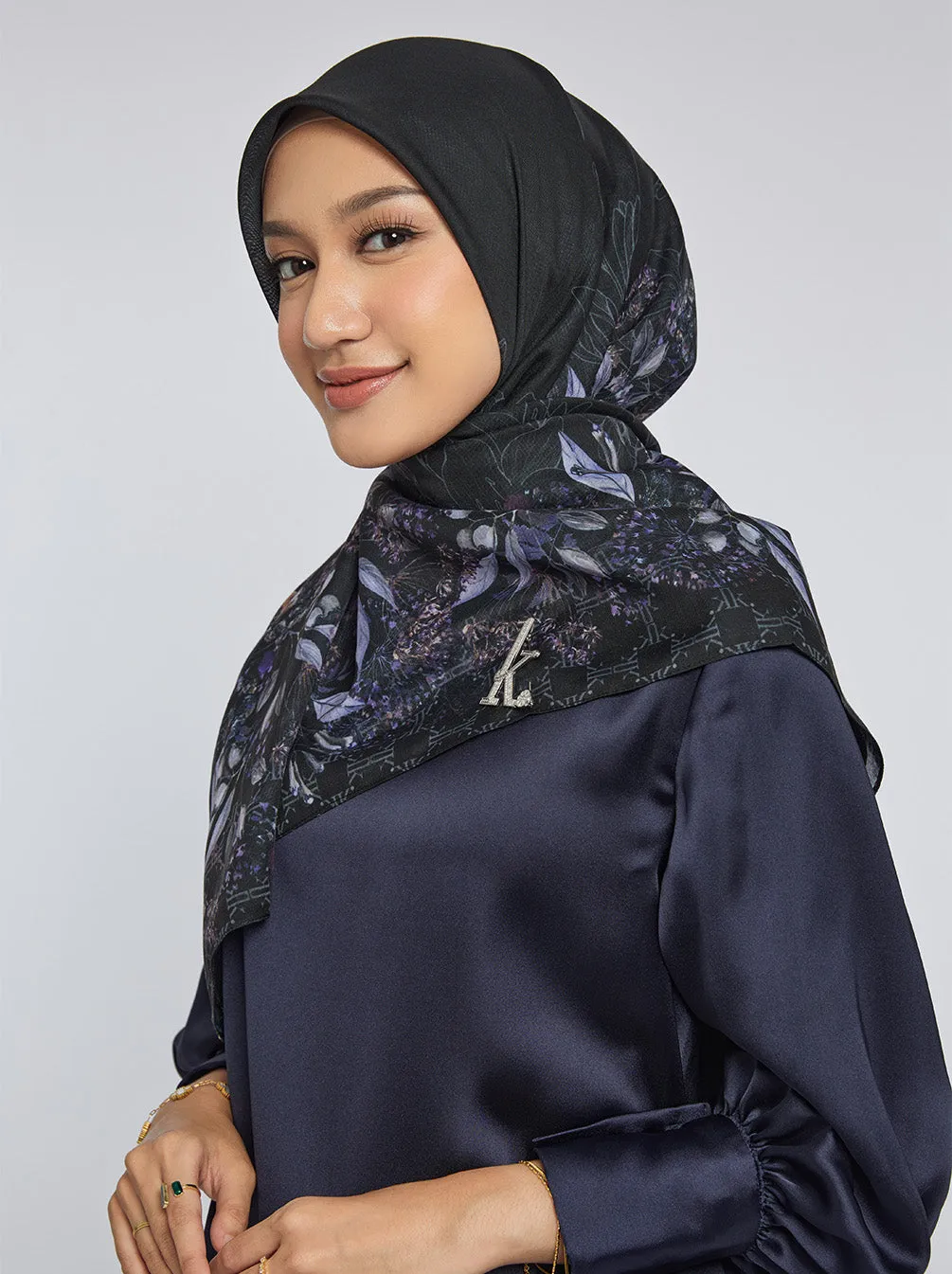 SENARA SIGNATURE SCARF BLACK